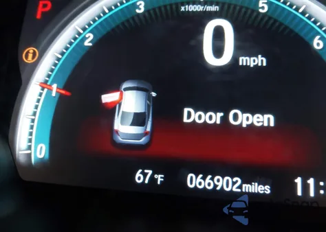 2020 Honda Civic Touring z USA, uszkodzony, nr VIN 19XFC1F93LE210536